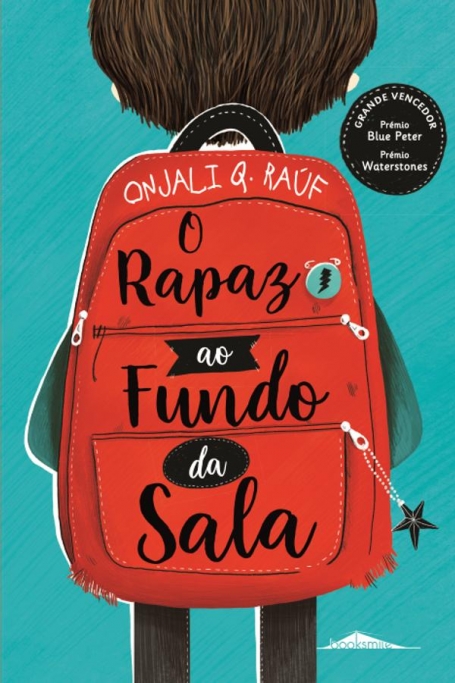 O RAPAZ AO FUNDO DA SALA