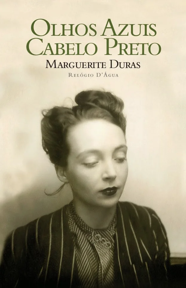 OLHOS AZUIS CABELO PRETO