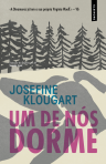 UM DE NOS DORME